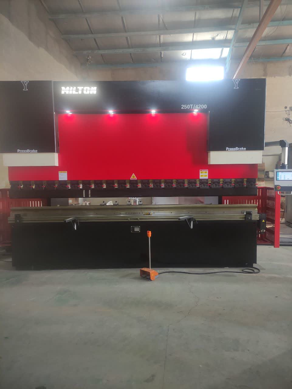 خم کار با دستگاه پرس برک